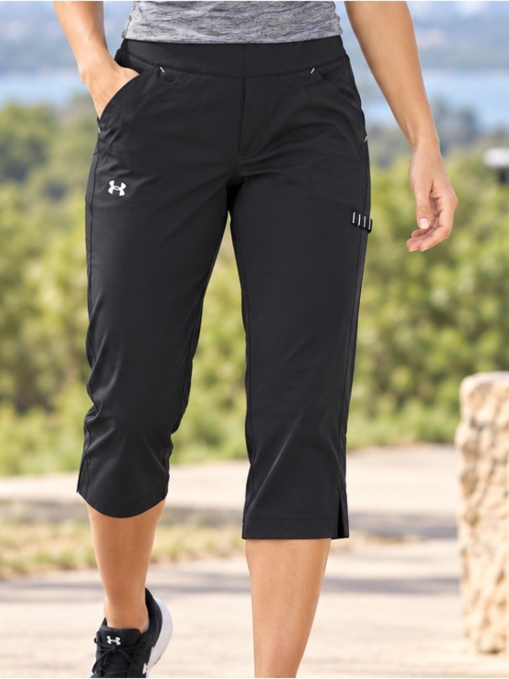 Under Armour women’s performance cropped activewear pants for women size 2